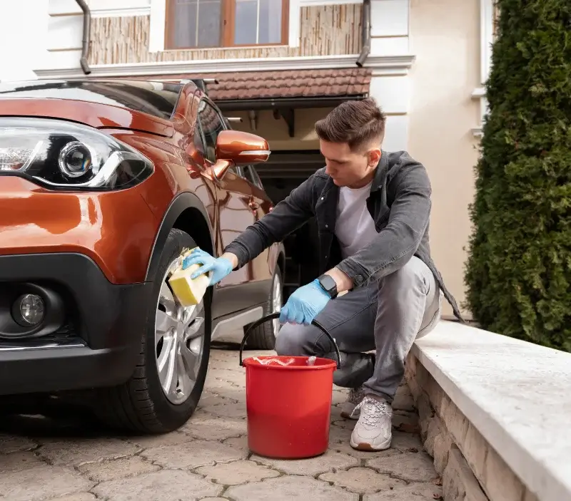 Lavage auto à domicile Valvignères : professionnel intervenant sur un véhicule